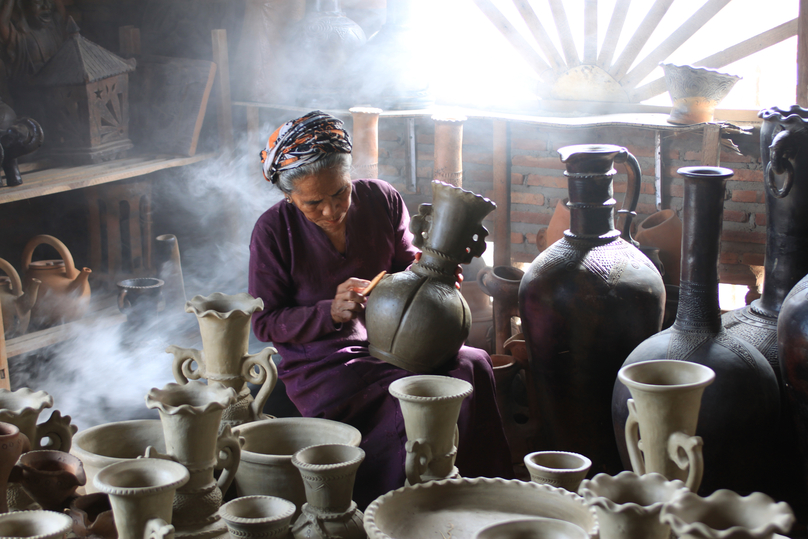 Các sản phẩm được tạo hình tinh xảo từ những đôi bàn tay tài hoa tại làng gốm Bàu Trúc