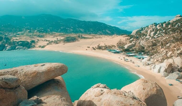 Biển Ninh Chữ trong xanh bên bờ cát trắng trải dài