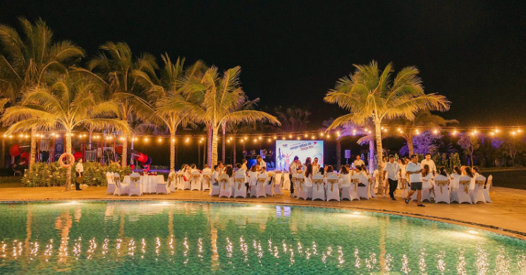 Không gian đầy những đốm sáng lấp lánh, lung linh chính là vẻ đẹp mà Aquamarine Resort kỳ công setup cho những bữa tiệc tuyệt vời.
