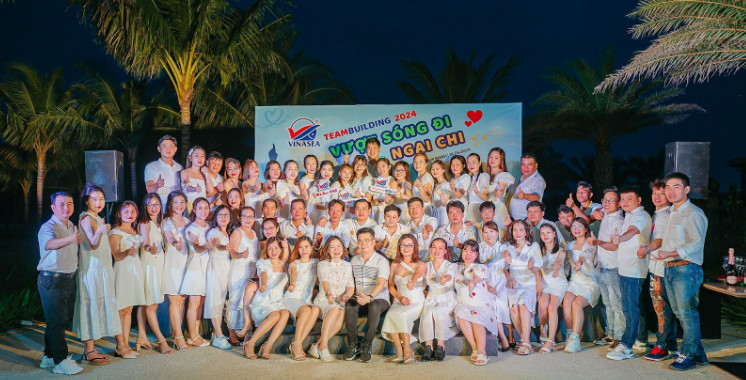 Công ty TNHH Biển Việt (Vinasea) vừa tổ chức chuyến teambuilding và đêm Gala Dinner tại Aquamarine Resort Hotel với chủ đề “Vượt sóng đi ngại chi”