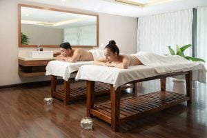 khách hàng sử dụng dịch vụ spa tại khu nghỉ dưỡng