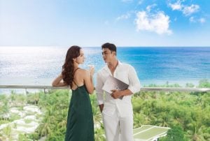 cặp đôi thư giãn tại ban công view biển