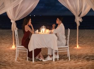 cặp đôi hẹn hò bên bờ biển vào ban đêm