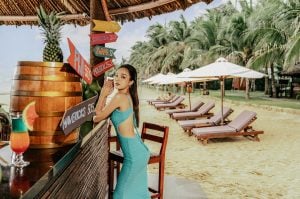 cô gái đứng tại quầy bar trên bãi biển