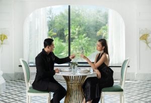 cặp đôi thưởng thức đồ ăn tại nhà hàng cao cấp