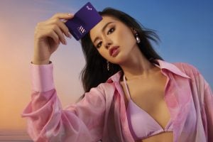 người mẫu cầm thẻ meliday