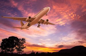 máy bay dưới chiều hoàng hôn