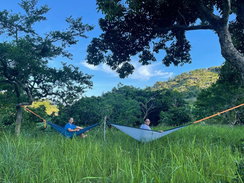 2 người đàn ông mắc võng trong rừng