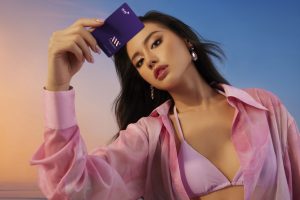người mẫu cầm thẻ meliday