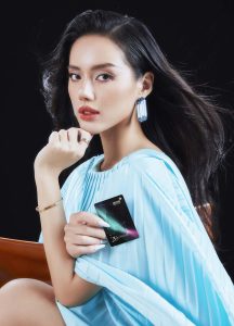 cô gái cầm thẻ du lịch signature
