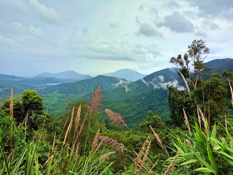 Khánh Sơn là huyện miền núi nằm ở phía tây nam tỉnh Khánh Hòa