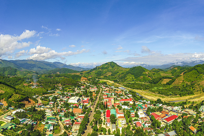 Khánh Sơn là huyện miền núi vùng cao cách TP Nha Trang khoảng 100km về phía tây nam tỉnh Khánh Hòa