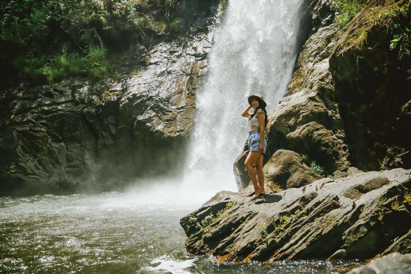 Thác Tà Gụ hay còn gọi là thác Ngà Voi, là một trong những thác nước đẹp nhất của huyện Khánh Sơn, tỉnh Khánh Hòa