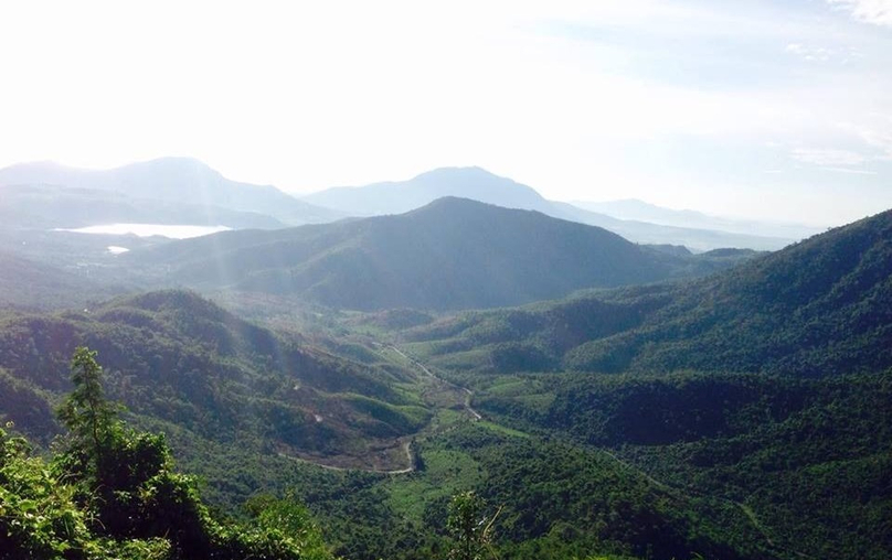 Khánh Sơn là huyện miền núi vùng cao cách TP Nha Trang khoảng 100km về phía tây nam tỉnh Khánh Hòa