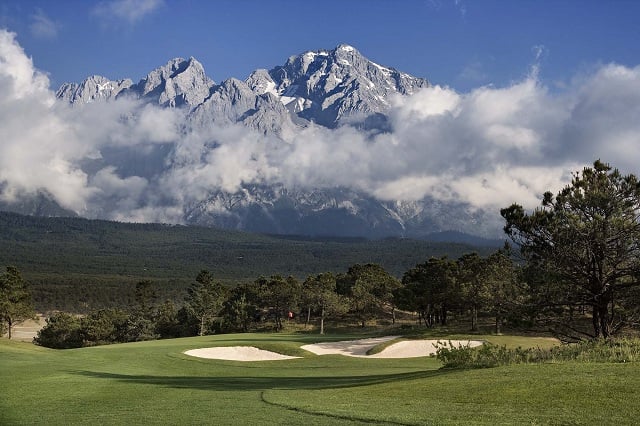 Dragon Snow Mountain Golf Club nổi tiếng với những bẫy cát và chướng ngại vật