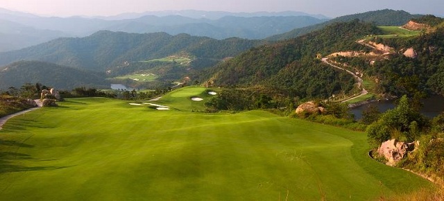 Khung cảnh thiên nhiên hài hòa của Dragon Lake Golf Club