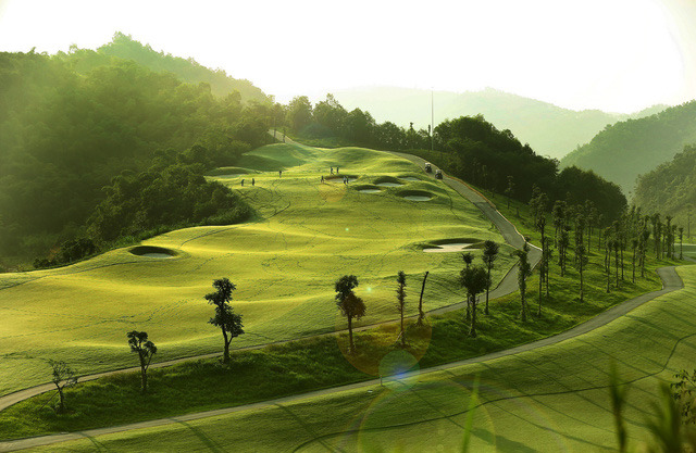 lam-sao-de-xu-ly-bong-golf-tren-dia-hinh-suon-doc-1