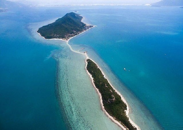 Đảo Điệp Sơn tọa lạc tại vùng biển vịnh Vân Phong, thị trấn Vạn Giã, tỉnh Khánh Hoà