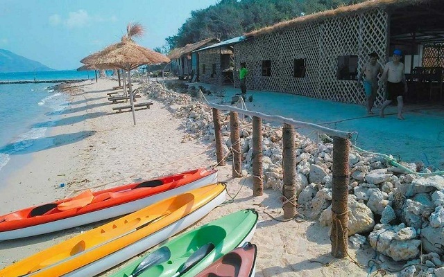 Nhiều công ty du lịch, khách sạn đã tổ chức các hoạt động chèo thuyền kayak cho du khách