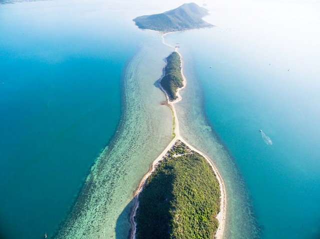 Khám phá một vòng quanh các đảo, bạn sẽ phải trầm trồ trước vẻ đẹp của những bãi biển hoang sơ