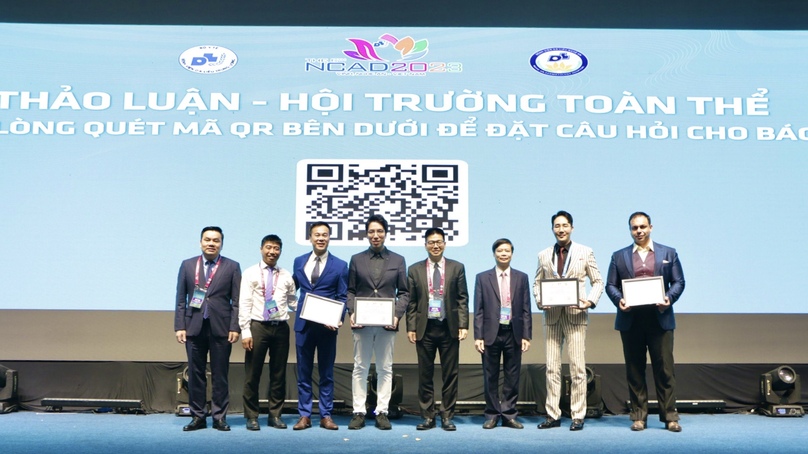 Ban chủ tọa và báo cáo viên chụp hình lưu niệm