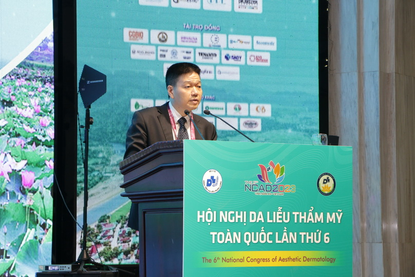 PGS.TS. Lê Hữu Doanh - Giám đốc Bệnh viện Da liễu Trung ương phát biểu tại lễ bế mạc Hội nghị Da liễu Thẩm mỹ toàn quốc lần thứ 6.