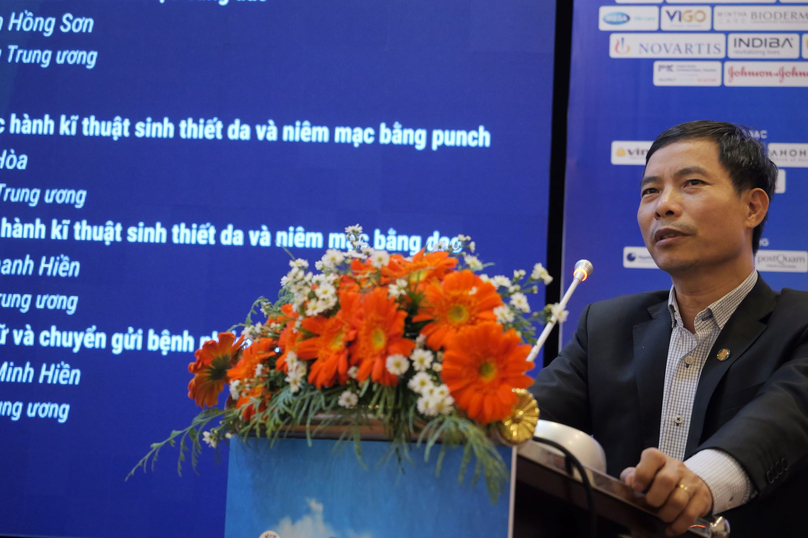 GS.TS. Nguyễn Hữu Sáu – Phó Giám đốc Bệnh viện Da liễu Trung ương, Chủ tịch Hội Da liễu Việt Nam phát biểu khai mạc.