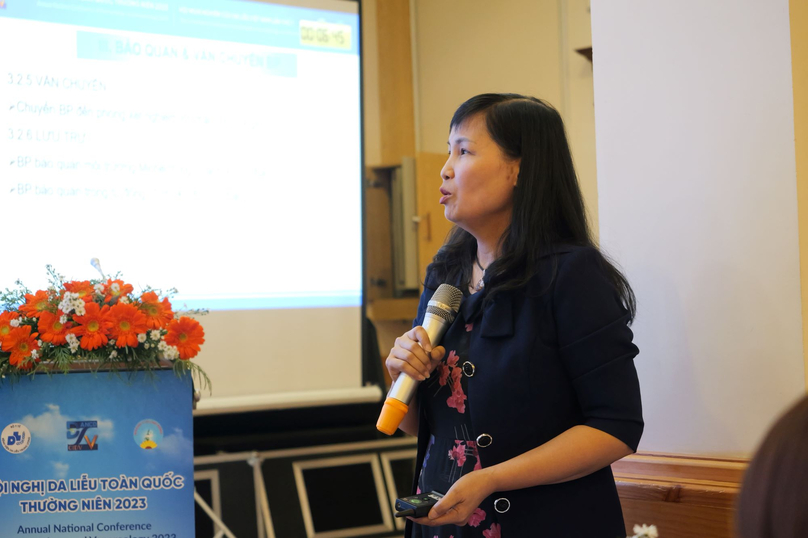 KTV Nguyễn Thị Minh Hiền báo cáo chủ đề 'Hướng dẫn lưu trữ và chuyền gửi bệnh phẩm sinh thiết da'