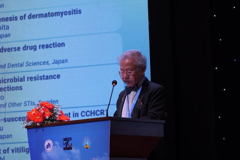 GS. Steven Chow trình bày bài báo cáo “The future of Clinical Dermatology in Asia - at the cross road”