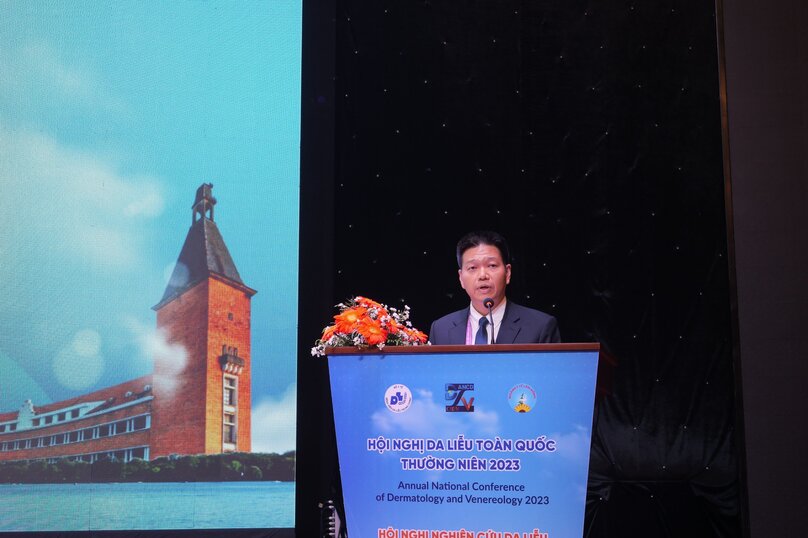 PGS.TS Lê Hữu Doanh phát biểu bế mạc Hội nghị Da liễu toàn quốc thường niên 2023 và Hội nghị Nghiên cứu Da liễu Việt Nam lần thứ nhất