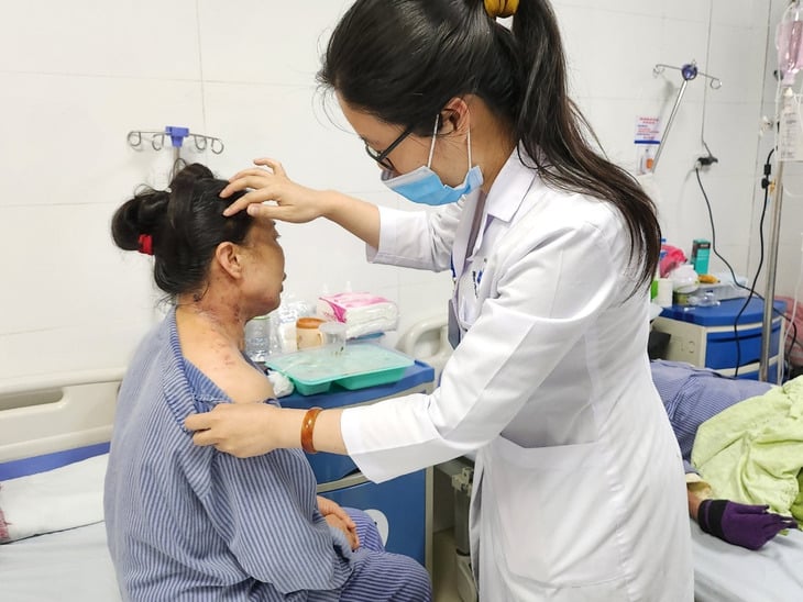 BSCKII Nguyễn Thị Thanh Thùy thăm khám cho bệnh nhân