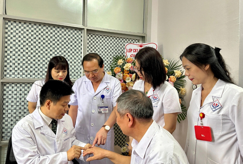 PGS.TS Lê Hữu Doanh khám cho người bệnh tại Phòng Phòng khám chuyên đề bệnh vảy nến tại Bệnh viện Trung ương Thái Nguyên (Ảnh: Hồng Hải).