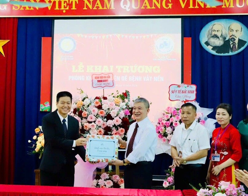 PGS.TS. Lê Hữu Doanh – Giám đốc bệnh viện Da liễu Trung ương tặng hoa và quà chúc mừng Ban lãnh đạo Bệnh viện Da liễu Bắc Ninh.