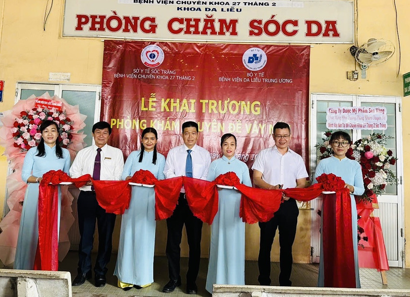 PGS.TS Lê Hữu Doanh - Giám đốc bệnh viện Da liễu Trung ương cùng đoàn cán bộ tại lễ khai trường phòng khám chuyên đề vảy nến Bệnh viện Chuyên khoa 27 tháng 2 tỉnh Sóc Trăng