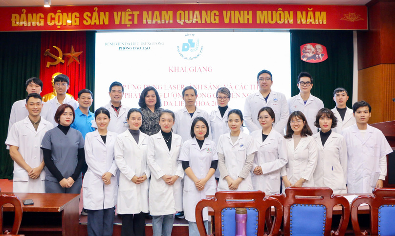 Toàn thể giảng viên và học viên của 2 khóa học.