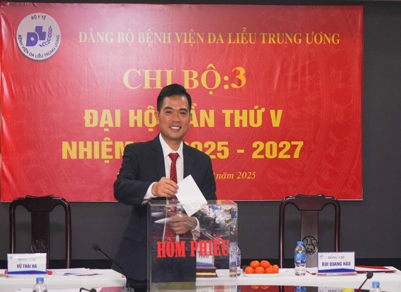 Đồng chí Nguyễn Hồng Sơn – Bí thư Chi bộ 3 nhiệm kỳ 2022-2025 tham gia bỏ phiếu kín bầu cấp ủy chi bộ nhiệm kỳ mới 2025-2027