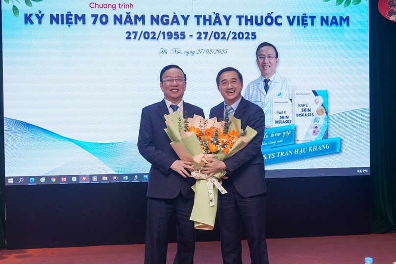 GS.TS. Trần Văn Thuấn, Thứ trưởng Bộ Y tế chúc mừng GS.TS Trần Hậu Khang nguyên Giám đốc Bệnh viện Da liễu Trung ương nhân dịp ra mắt sách Bệnh da hiếm gặp phiên bản tiếng Anh.