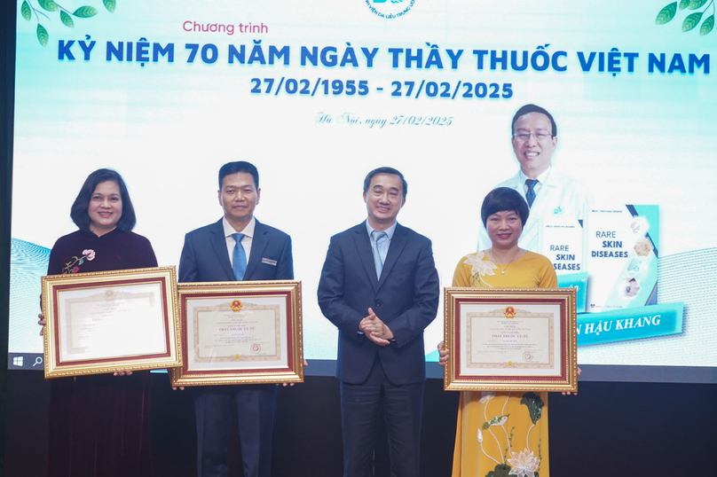 GS.TS. Trần Văn Thuấn, Thứ trưởng Bộ Y tế trao danh hiệu Thầy thuốc ưu tú cho 3 bác sỹ của Bệnh viện Da Liễu Trung ương.