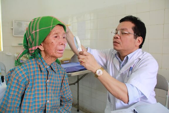 Bác sỹ của Bệnh viện Da liễu Trung ương khám bệnh cho đồng bào các dân tộc trên địa bàn