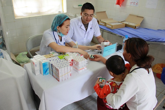 Đoàn công tác của Bệnh viện Da liễu Trung ương phát thuốc cho đồng bào các dân tộc trên địa bàn