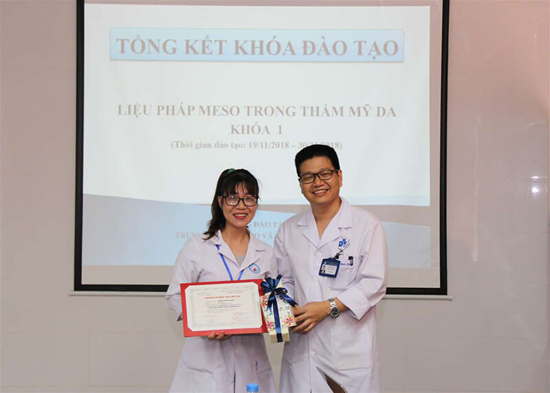 PGS.TS. Lê Hữu Doanh – Phó giám đốc Bệnh viện trao chứng chỉ và tặng quà lưu niệm cho Học viên xuất sắc