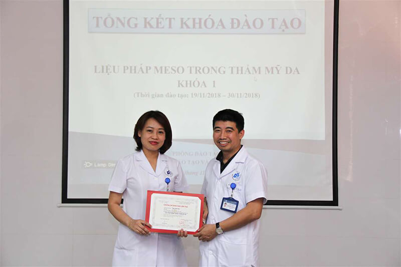 TS.BS. Vũ Thái Hà – Trưởng khoa  NC&UD CN TBG  trao chứng chỉ và chúc mừng học viên lớp Liệu pháp Meso trong thẩm mỹ da khóa 1
