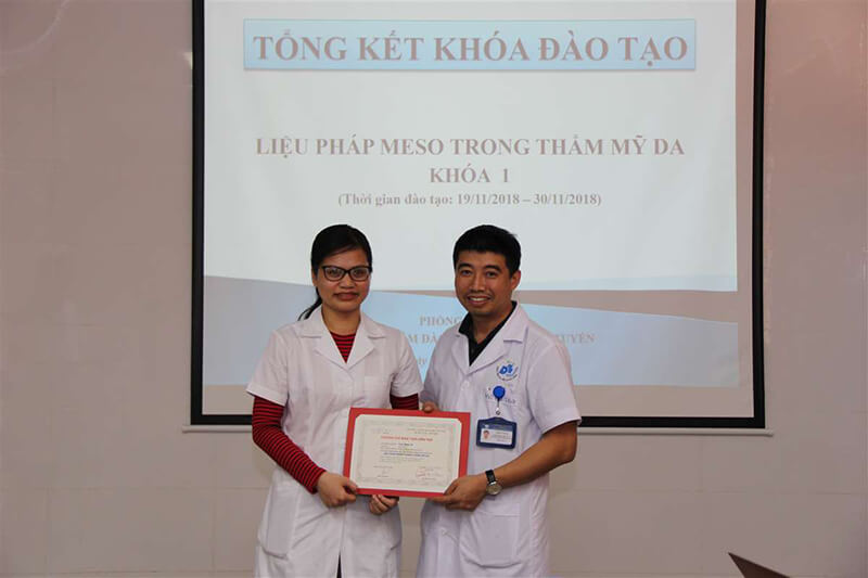 TS.BS. Vũ Thái Hà – Trưởng khoa  NC&UD CN TBG  trao chứng chỉ và chúc mừng học viên lớp Liệu pháp Meso trong thẩm mỹ da khóa 1