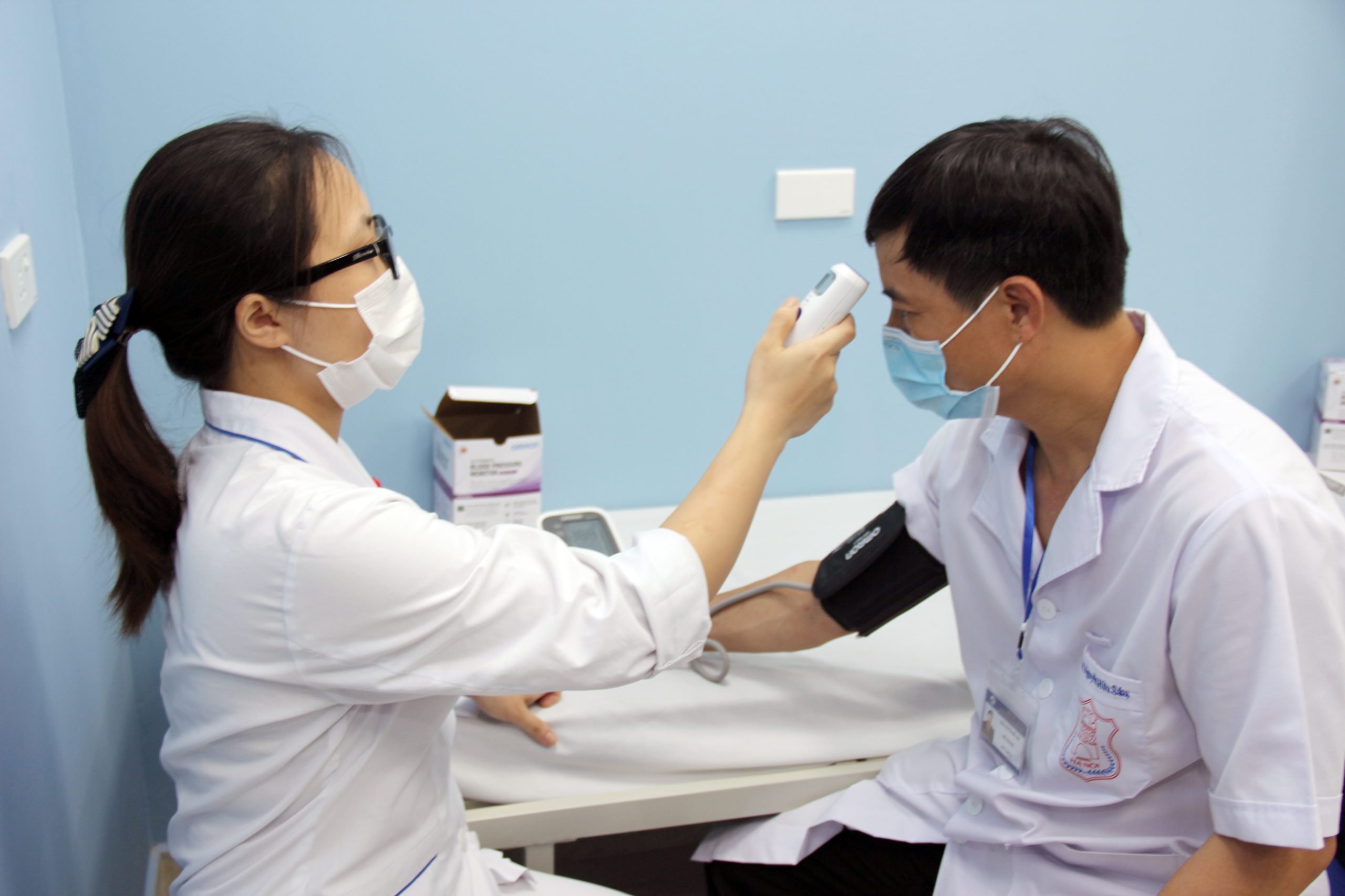 GS.TS Nguyễn Hữu Sáu – Phó Giám đốc Bệnh viện khám sàng lọc trước tiêm chủng vắc xin phòng COVID-19