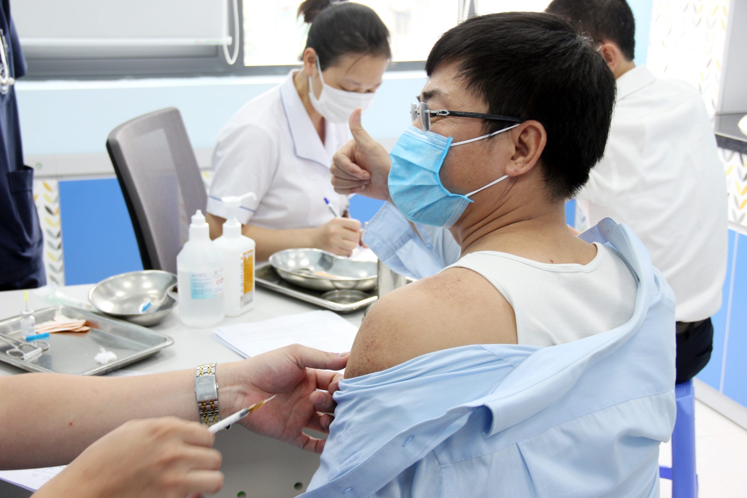 ThS Nguyễn Văn Thành – Phó Giám đốc Bệnh viện tiêm chủng vắc xin phòng COVID-19