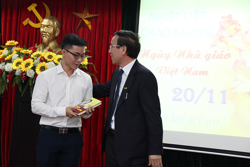 GS. Trần Hậu Khang tặng sách “Lê Kinh Duệ- Chân dung một người thầy”  cho đại diện lớp nội trú mới