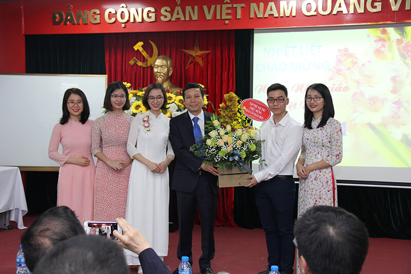 Khóa Bs Nội trú tặng hoa các thầy cô giáo nhân ngày 20.11
