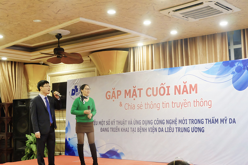 Ths.Nguyễn Văn Thành- Phó giám đốc Bệnh viện giao lưu văn nghệ cùng các phóng viên, nhà báo
