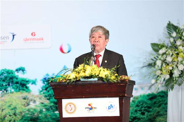 GS. TS. Lê Gia Vinh, thay mặt Tổng hội Y học Việt Nam chúc Hội nghị thành công tốt đẹp