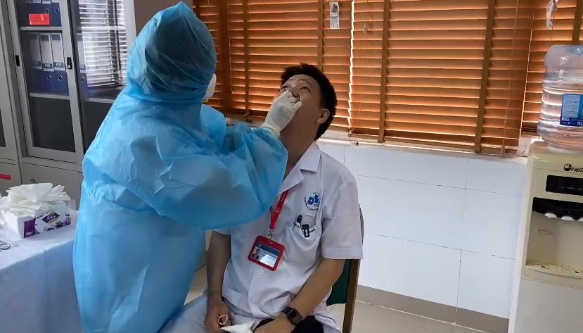 PGS.TS Lê Hữu Doanh, Phó Giám đốc Bệnh viện lấy mẫu xét nghiệm sàng lọc SARS-CoV-2